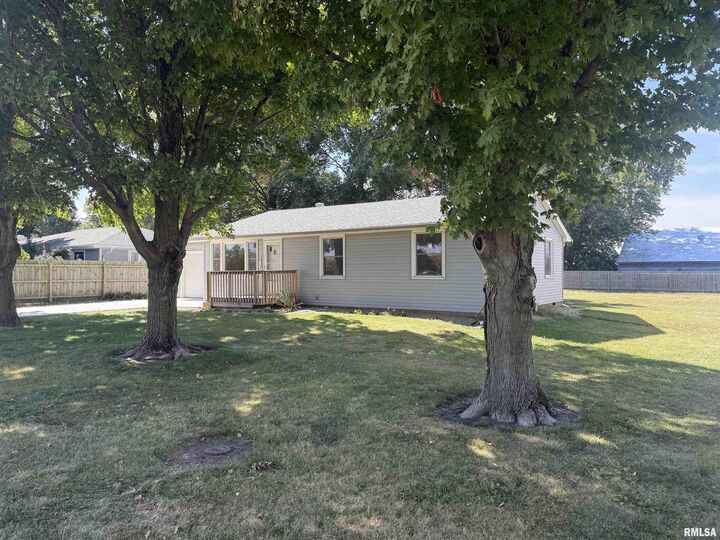 Property Photo:  613 N School Street  IL 61759 