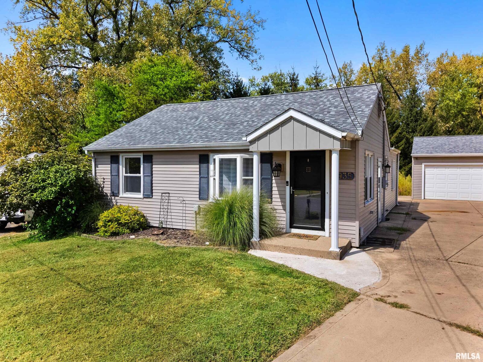 Property Photo: 4935 N Glenaire Court IL 61616