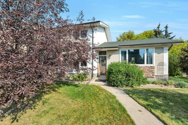 Property Photo: 5436 53 Avenue AB T4L 1L4