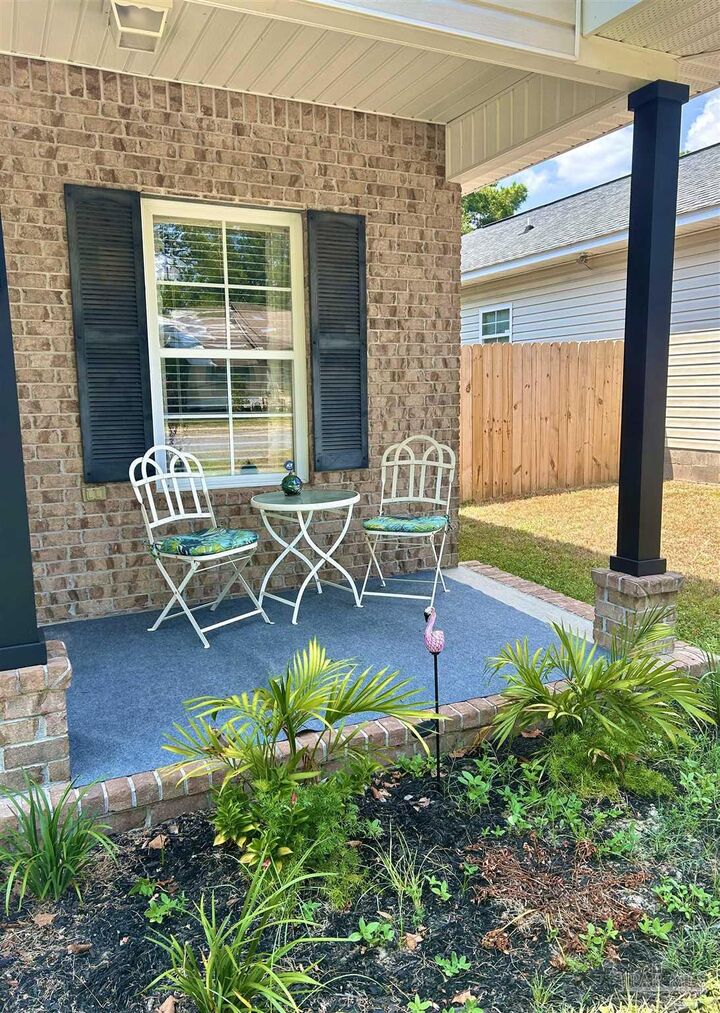 Property Photo:  515 N M St  FL 32501 