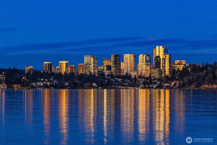 Property Photo:  7010 N Mercer Way  WA 98040 