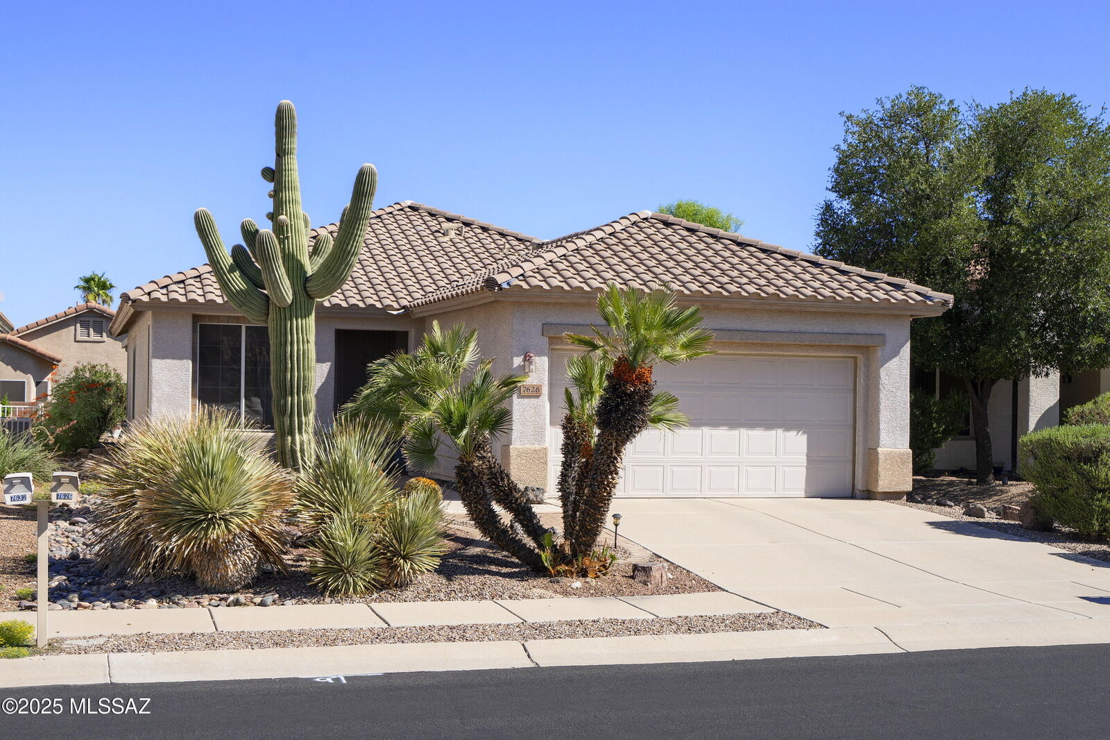 Property Photo: 7626 W Amber Ridge Way AZ 85743