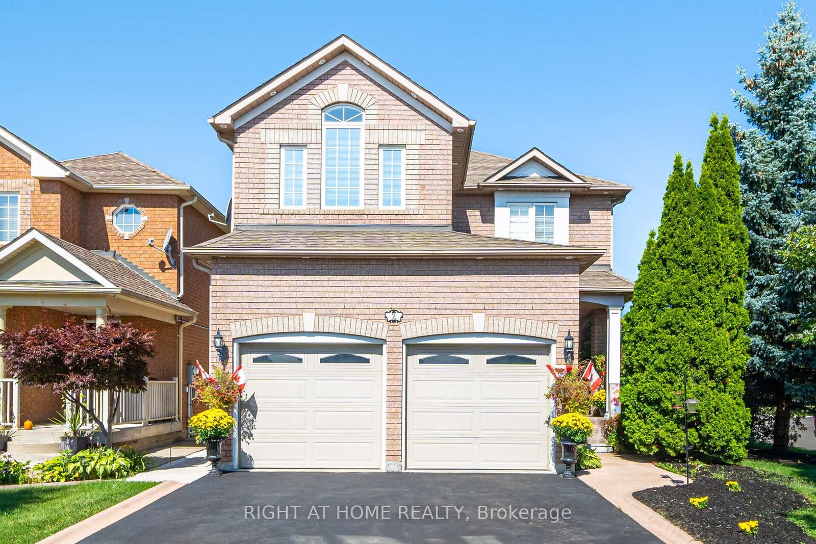 Photo de la propriété: 2 Melrose Gardens ON L7A 1J7