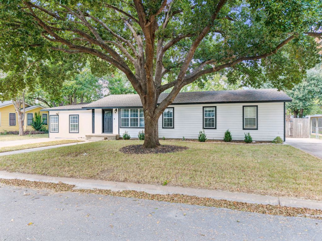 Property Photo: 908 Kent Street TX 76574