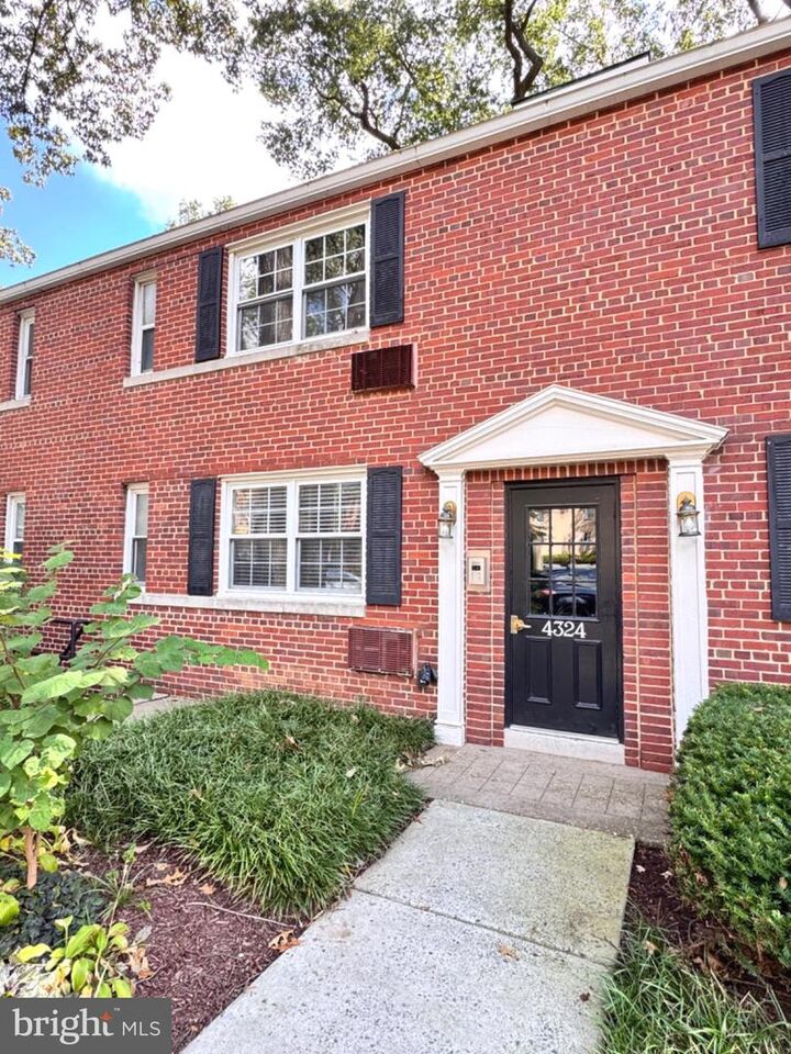 Property Photo:  4324 2nd Road N 43241  VA 22203 