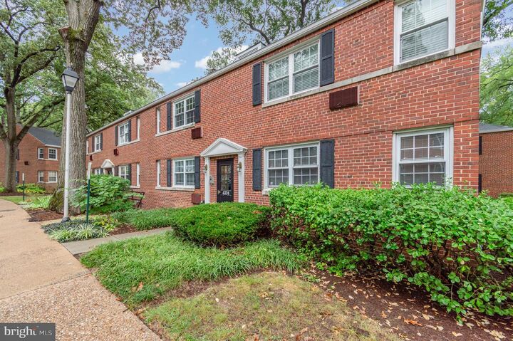 Property Photo: 4324 2nd Road N 43241 VA 22203