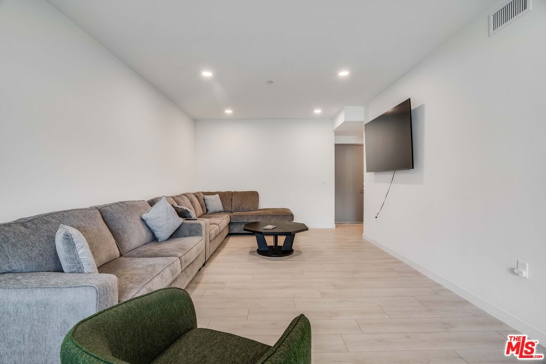 Property Photo: 1021 S Shenandoah St CA 90035