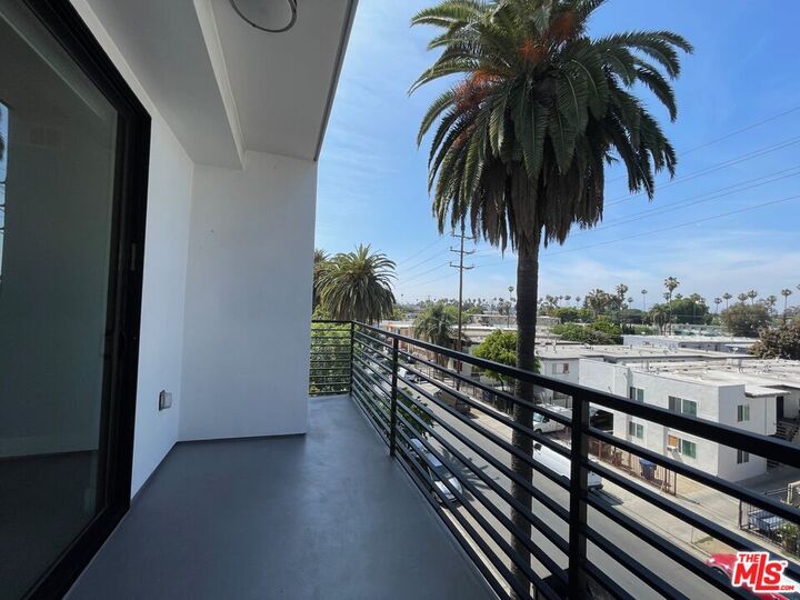 Property Photo: 14612 Calvert St CA 91411