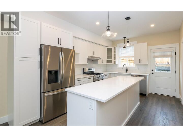 Property Photo:  1910 11 Avenue Northeast 4  BC V1E 2V5 