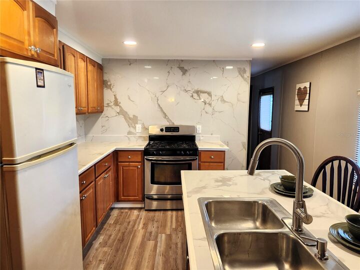 Property Photo:  5524 Holiday Park Boulevard  FL 34287 