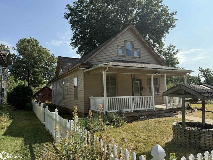 Property Photo:  1613 Des Moines Street  IA 52632