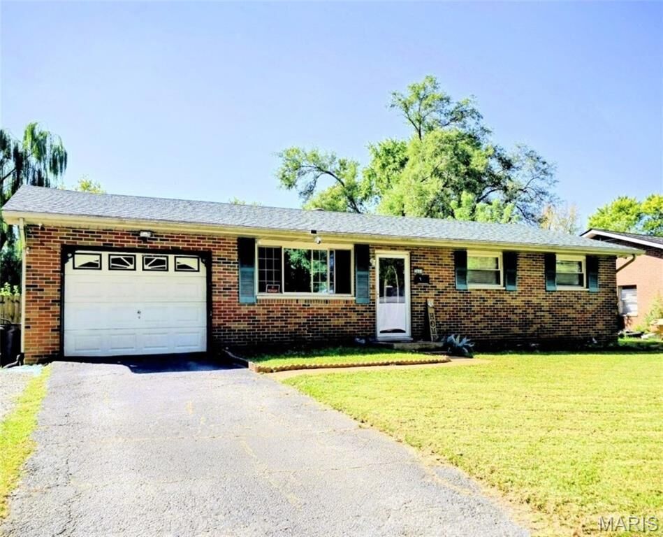 Property Photo:  2608 Angela Drive  IL 62040 