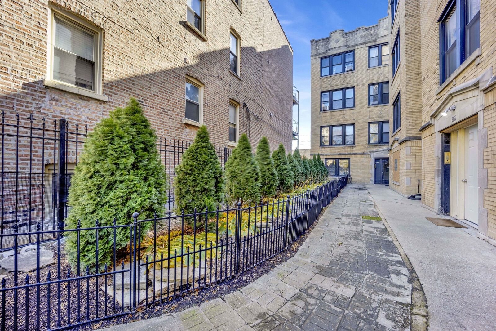 Property Photo:  3153 W Augusta Boulevard 1B  IL 60622 
