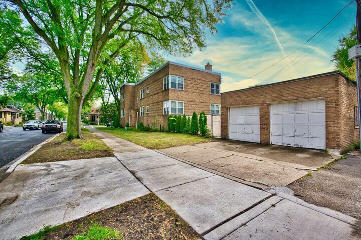 Property Photo: 2535 W Glenlake Avenue IL 60659