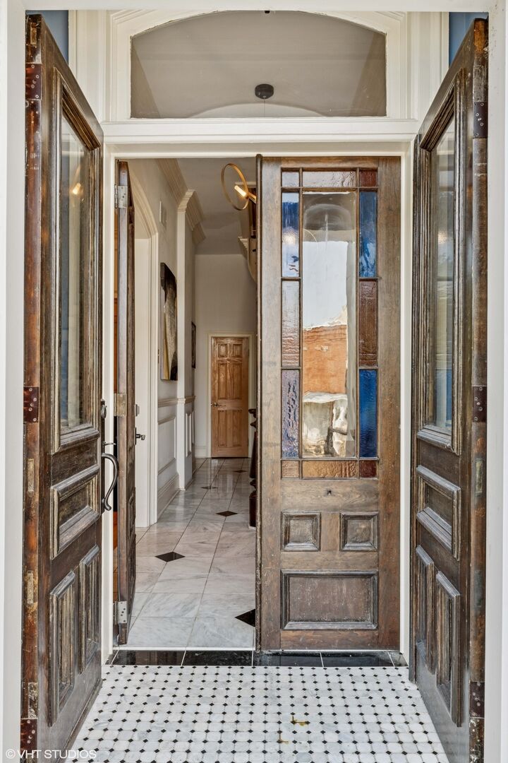 Property Photo:  2249 W Warren Boulevard  IL 60612 