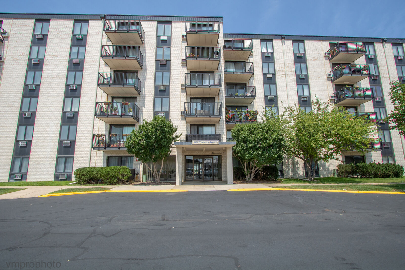 Property Photo: 9128 W Terrace Drive 2N IL 60714