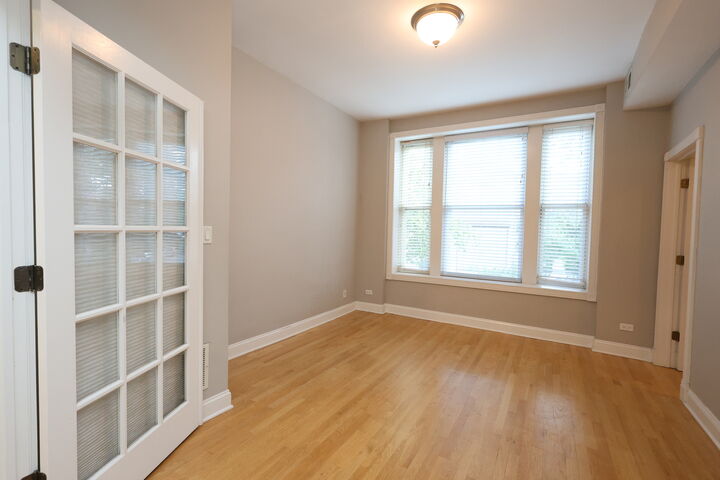 Property Photo:  1026 W Roscoe Street 2  IL 60657 