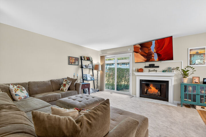 Property Photo: 1049 Liskeard Court IL 60189