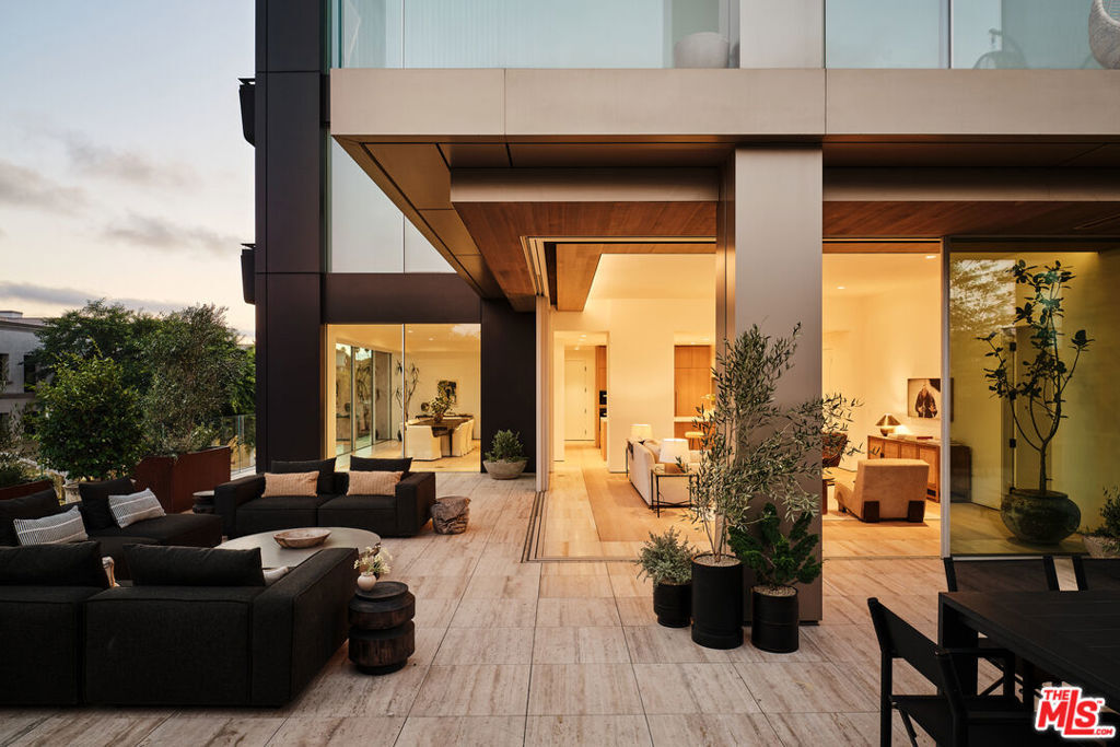 Property Photo: 8899 Beverly Boulevard 4D CA 90048