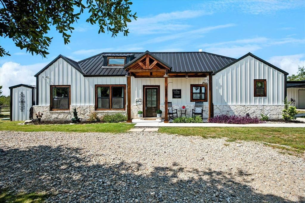 Property Photo:  855 Deer Track Road  TX 76085 