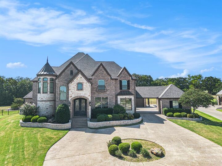 Property Photo: 6909 Heritage Oaks Drive TX 76063