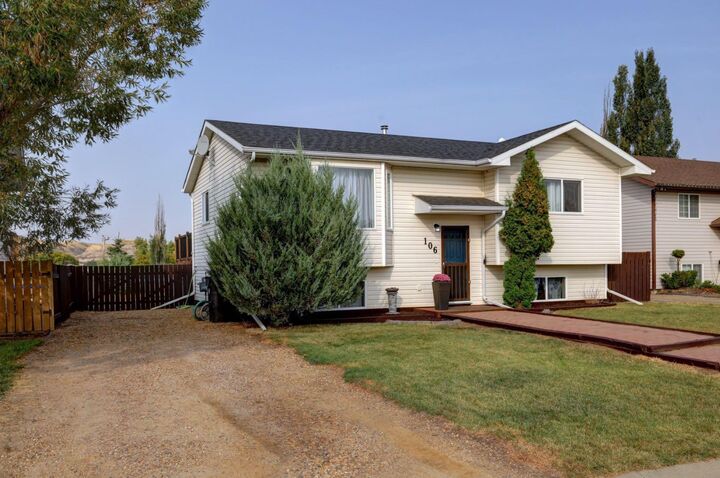 Property Photo:  106 Aerial Crescent  AB T0J 0Y9 