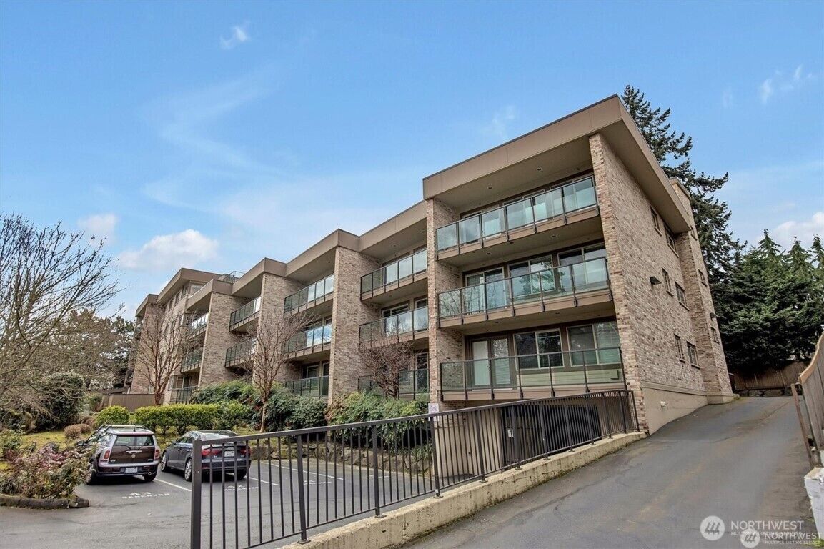 Property Photo:  511  100th Avenue NE 403  WA 98004 