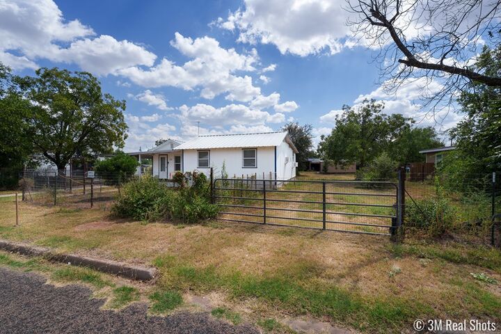 Property Photo: 25 E 41st St TX 76903