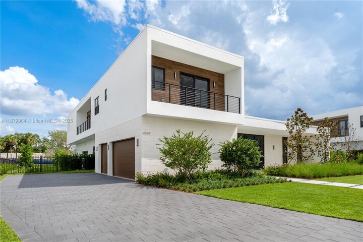 Property Photo:  