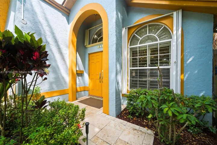 Property Photo:  605 SW 15th St  FL 33315 