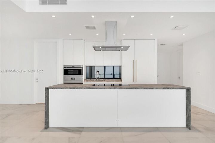 Property Photo:  700 NE 26th Ter 1102  FL 33137 