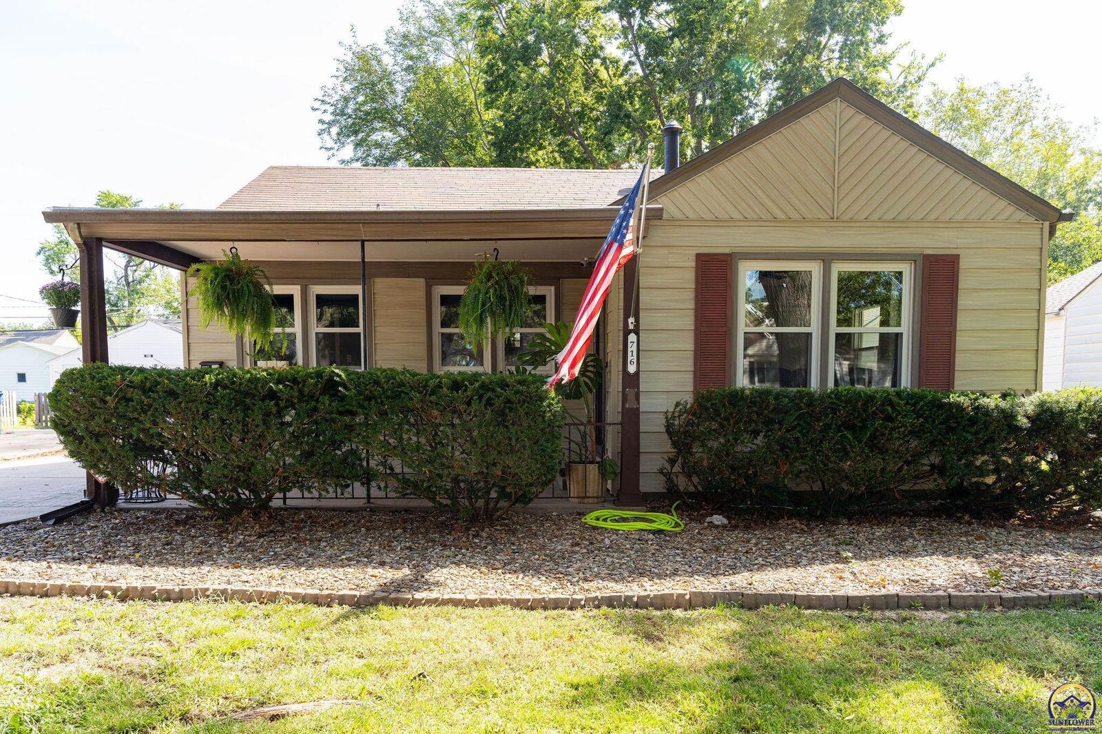 Property Photo:  716 SW Vesper Ave  KS 66606 