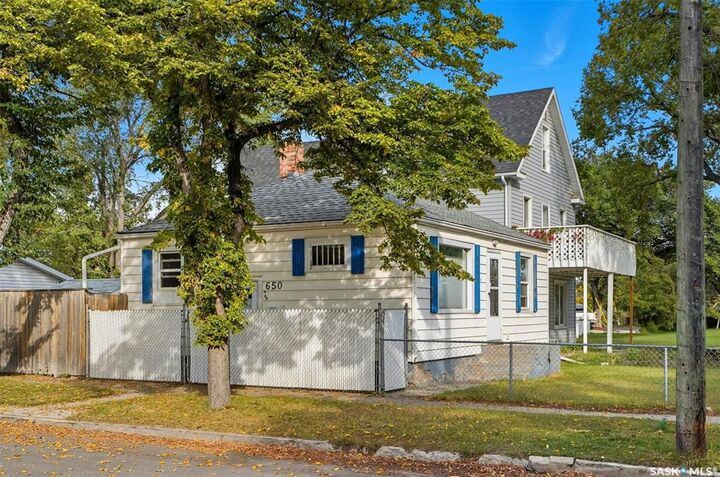 Property Photo: 650 Spadina Crescent W SK S7M 1P1