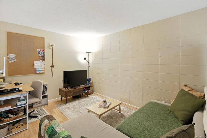 Property Photo:  997 Bowen Rd 4206  BC V9R 2A4 