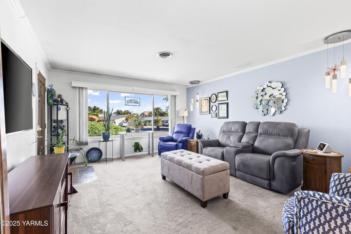 Property Photo:  920 S 41st Ave 7  WA 98908 