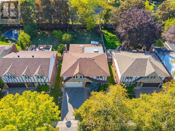 Property Photo:  28 Cobblestone Drive  ON M2J 2X7 