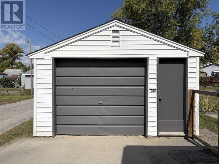 Property Photo:  610 Second St E  ON P9A 1N5 