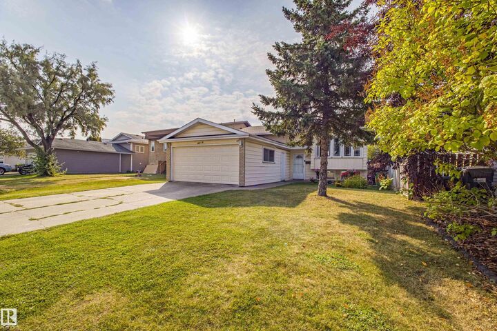 Photo de la propriété:  4533 29 Avenue NW  AB T6L 4W6 