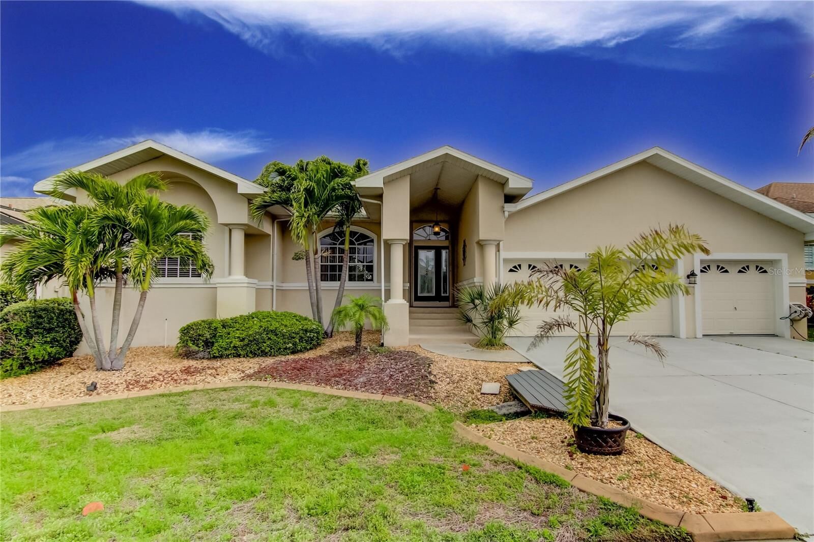 Property Photo: 1421 Beach Club Lane FL 33572