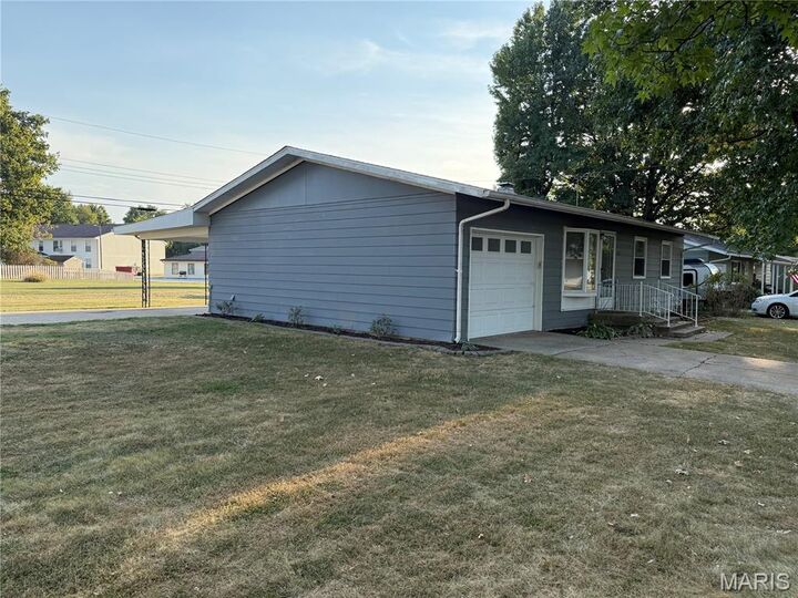 Property Photo: 204 Northmoor Drive IL 62052