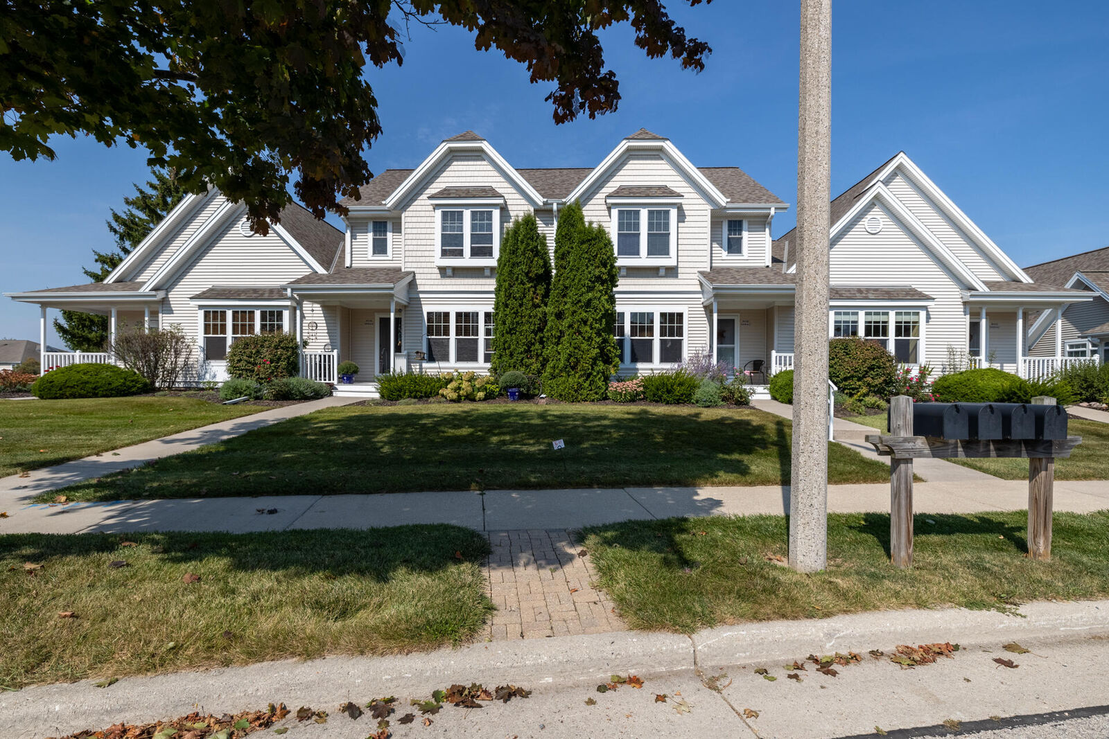 Property Photo: N28w6642 Alyce St 7 WI 53012
