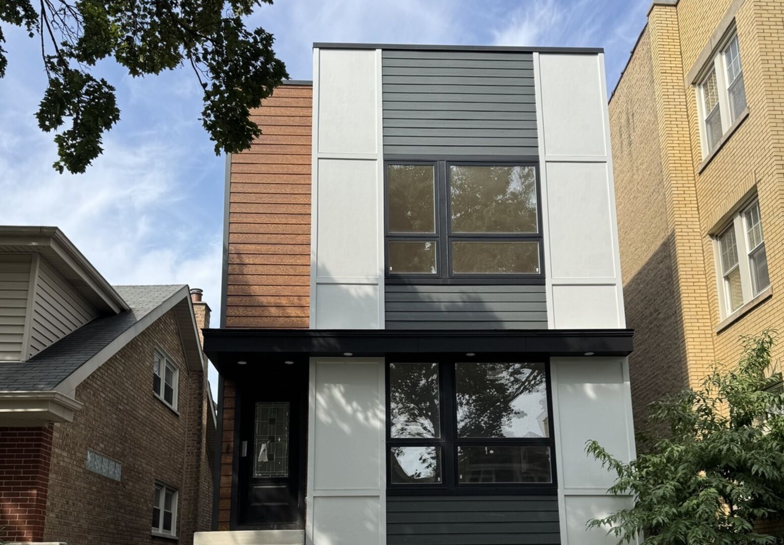 Property Photo: 4020 N Francisco Avenue IL 60618
