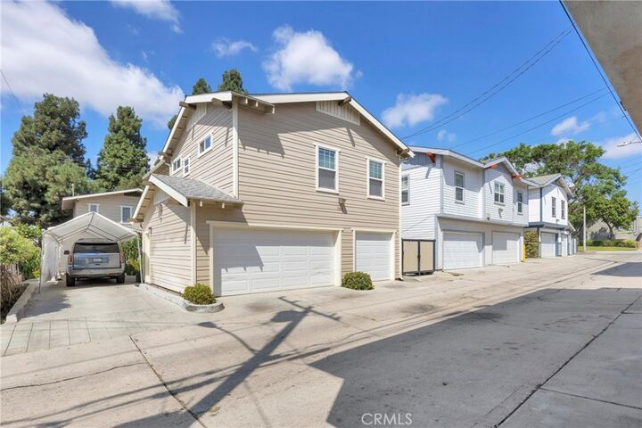 Property Photo:  7612 7614 Pickering Avenue  CA 90602 