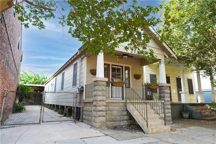Property Photo:  2716 Chartres Street  LA 70117 