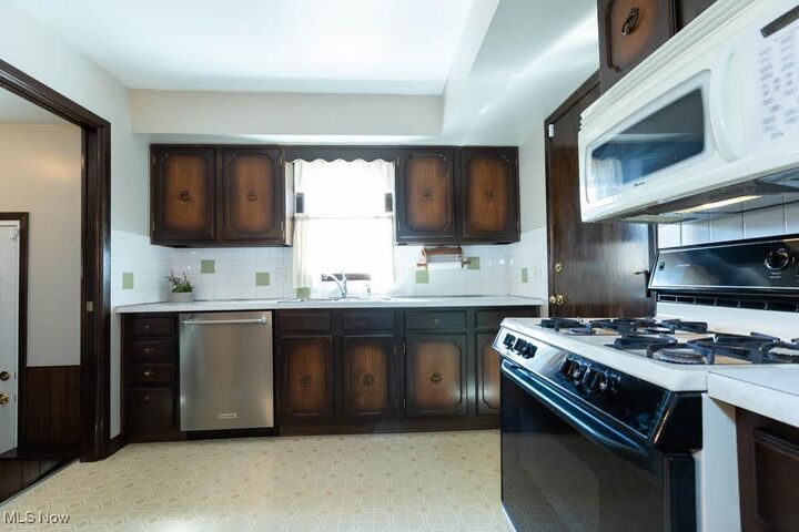 Property Photo: 735 E 241st Street OH 44123