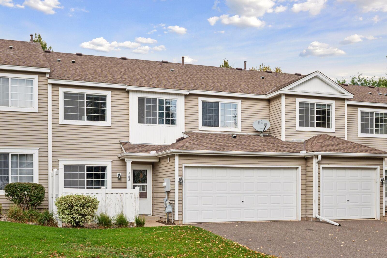 Property Photo:  402 Leeward Trail  MN 55129 