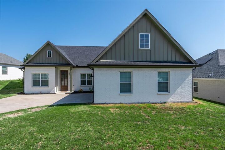 Property Photo: 321 Hillcroft Road TX 76108