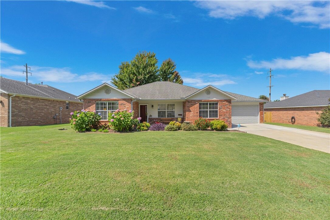 Property Photo:  1647 N Genoa Avenue  AR 72704 