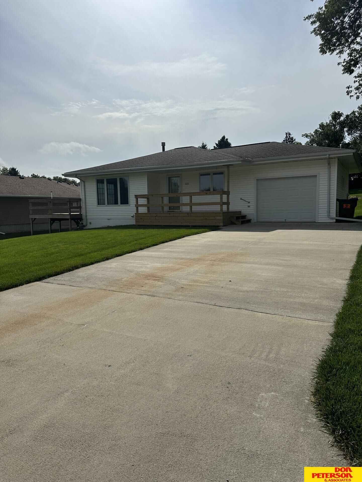 Property Photo:  601 Valley Street  NE 68047 