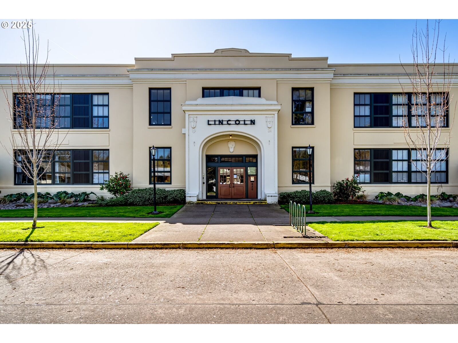 Property Photo:  650 W 12th Ave 219  OR 97402 